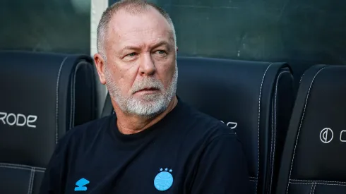 Mano Menezes durante partida entre Grêmio e Santos, pelo Brasileirão.