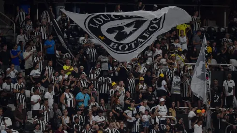 Torcida do Botafogo presente no Estádio Nilton Santos. Foto: Thiago Ribeiro/AGIF.