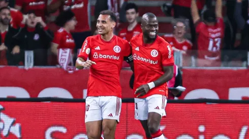 Enner Valencia jogador do Internacional comemora seu gol com Alan Patrick – Foto: Maxi Franzoi/AGIF