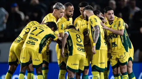 Elenco do Mirassol minutos antes do inicio da partida sobre Bragantino no Cícero de Souza Marques, pelo Campeonato Brasileiro