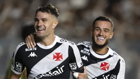 Coutinho e Vegetti foram poupados na última partida do Vasco. Foto: Jorge Rodrigues/AGIF