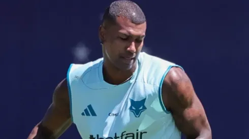 Walace durante treinamento no CT Toca II