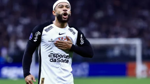 Memphis Depay jogador do Corinthians comemora seu gol durante partida contra o America de Cali no estádio Arena Corinthians pelo campeonato Copa Sul-americana 2025. Foto: Marcello Zambrana/AGIF
