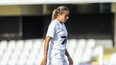 Ingryd deixou o campo com dores durante o confronto contra o Minas Brasília – Foto: Reinaldo Campos/ Santos F.C
