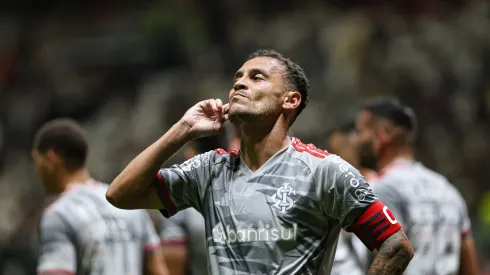 Alan Patrick jogador do Internacional comemora seu gol durante partida contra o Atletico-MG no estadio Arena MRV pelo campeonato Brasileiro A 2024. Foto: Gilson Lobo/AGIF