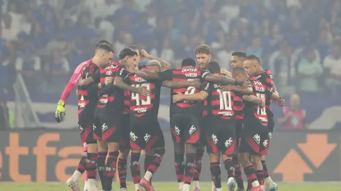 Jogadores do Flamengo durante entrada em campo para partida contra o Cruzeiro no estádio Mineirão pelo campeonato Brasileiro A 2025. Foto: Gilson Lobo/AGIF