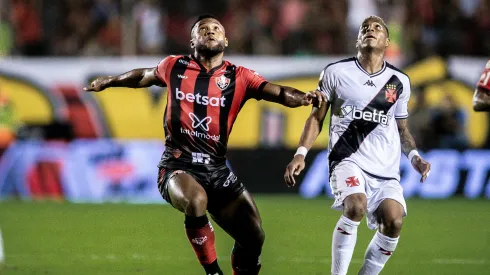 BA – SALVADOR – 01/09/2024 – BRASILEIRO A 2024, VITORIA X VASCO – Luan Santos jogador do Vitoria disputa lance com Rayan jogador do Vasco durante partida no estadio Barradao pelo campeonato Brasileiro A 2024. Foto: Jhony Pinho/AGIF