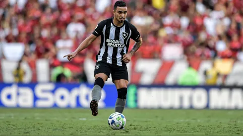 Rafael, jogador do Botafogo, durante partida contra o Flamengo no estádio Maracanã pelo campeonato BRASILEIRO DE 2023. Foto: Thiago Ribeiro/AGIF