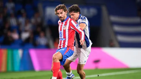 Antoine Griezmann com a bola em partida entre Atlético de Madrid e Real Sociedad. Foto: Cesar Ortiz Gonzalez / Alamy Stock Photo