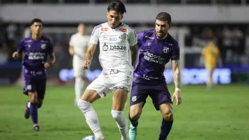 Santos x Ceará se enfrentando pela Série B, em 2024. Foto: Reinaldo Campos/AGIF