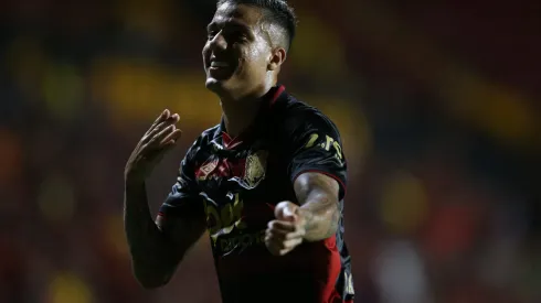 Carlos Alberto jogador do Sport comemora seu gol durante a partida entre Sport e Moto Club na Ilha do Retiro em Recife (PE), pela Copa do Nordeste 2025. Foto: Marlon Costa/AGIF