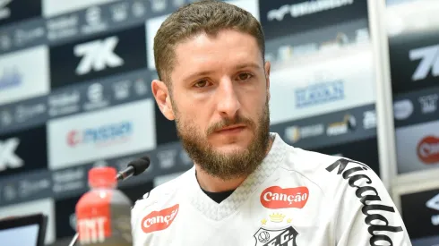 Zé Rafael durante sua apresentação oficial como jogador do Santos FC em coletiva de imprensa realizada na Vila Belmiro.