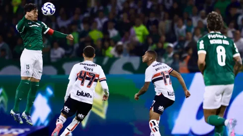 Jogador do Palmeiras durante partida contra o Sao Paulo no estadio Arena Barueri pelo campeonato Brasileiro A 2025.
