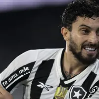 Alex Telles chama atenção ao marcar golaço e sair aplaudido em Botafogo x Inter; veja