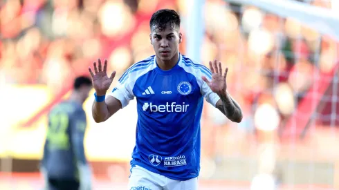 Kaio Jorge, jogador do Cruzeiro, comemora seu gol durante partida contra o Sport, pelo Brasileirão Betano. Foto: Marlon Costa/AGIF.