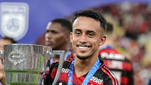 Matheus Gonçalves comemorando título pelo Flamengo.