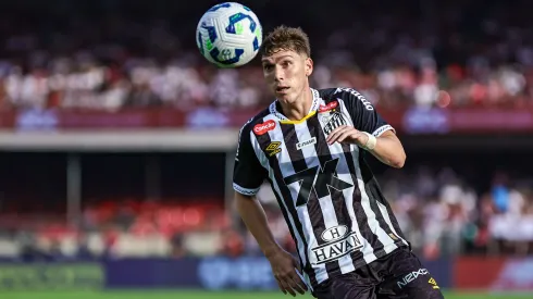 Rollheiser jogador do Santos durante partida contra o Sao Paulo no estadio Morumbi pelo campeonato Brasileiro A 2025. Foto: Fabio Giannelli/AGIF