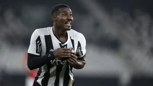 Cuiabano, jogador do Botafogo, comemora seu gol durante partida contra o Internacional, pelo Brasileirão Betano. Foto: Jorge Rodrigues/AGIF.