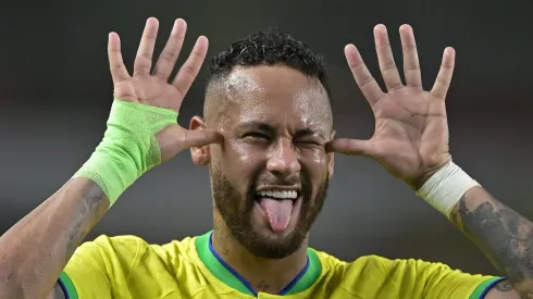 Neymar com a camisa da Seleção Brasileira.