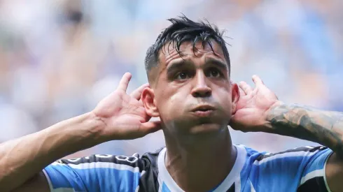 Cristaldo durante comemoração de gol pelo Imortal.