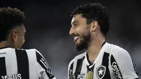 Alex Telles, jogador do Botafogo, comemora seu gol durante partida contra o Internacional, pelo Brasileirão Betano. Foto: Jorge Rodrigues/AGIF.