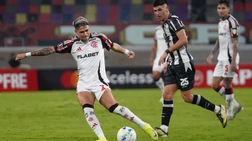 SANTIAGO DEL ESTERO, ARGENTINA – MAY 07: Luiz Araujo of Flamengo shoots during the Copa CONMEBOL Libertadores 2025 Group C match between Central Cordoba and Flamengo at Estadio Unico Madre de Ciudades on May 07, 2025 in Santiago del Estero, Argentina. (Photo by Joaquín Camiletti/Getty Images)