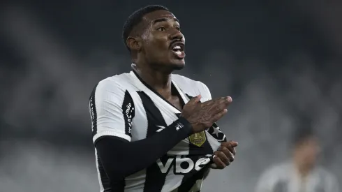 Cuiabano jogador do Botafogo comemora seu gol durante partida contra o Internacional no estádio Engenhão pelo campeonato Brasileiro A 2025.