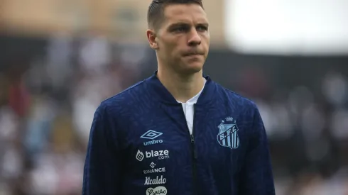 SP – SANTOS – 24/08/2024 – BRASILEIRO B 2024, SANTOS X AMAZONAS – Julio Furch jogador do Santos durante partida contra o Amazonas no estadio Vila Belmiro pelo campeonato Brasileiro B 2024. Foto: Reinaldo Campos/AGIF