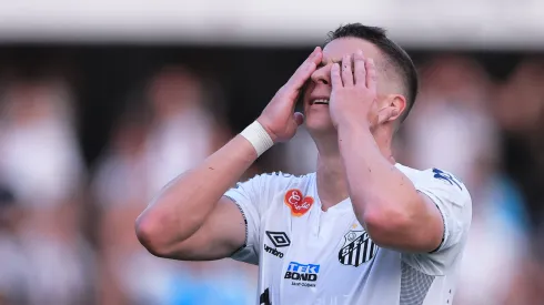 SP – SANTOS – 17/08/2024 – BRASILEIRO B 2024, SANTOS X AVAI – Julio Furch jogador do Santos lamenta durante partida contra o Avai no estadio Vila Belmiro pelo campeonato Brasileiro B 2024. Foto: Ettore Chiereguini/AGIF