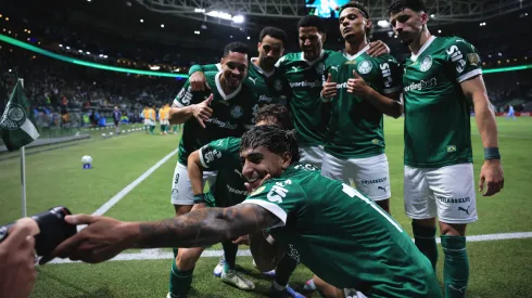 Facundo Torres, jogador do Palmeiras, comemora seu gol com jogadores do seu time durante partida contra o Bolivar no estadio Arena Allianz Parque pelo campeonato Copa Libertadores 2025. Foto: Ettore Chiereguini/AGIF