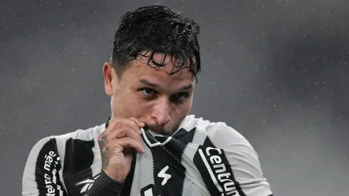 RJ – RIO DE JANEIRO – 11/05/2025 – BRASILEIRO A 2025, BOTAFOGO X INTERNACIONAL – Artur jogador do Botafogo comemora seu gol durante partida contra o Internacional no estadio Engenhao pelo campeonato Brasileiro A 2025. Foto: Thiago Ribeiro/AGIF