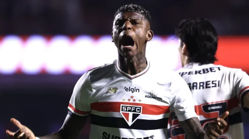 Arboleda, jogador do São Paulo, comemora seu gol durante partida contra o Grêmio, pelo Brasileirão Betano. Foto: Marcello Zambrana/AGIF.