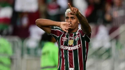 John Kennedy comemora um dos gols marcados com a camisa do Fluminense. Foto: Thiago Ribeiro/AGIF.