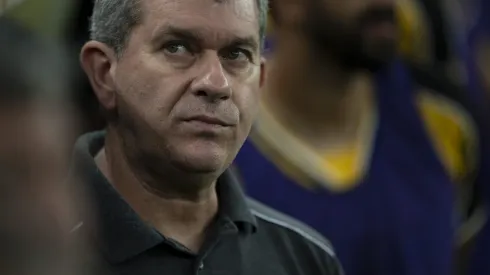 Cláudio Tencati, atuando como técnico do Criciúma durante partida contra o Fluminense no estádio Maracanã pelo campeonato Brasileiro A 2024. Foto: Jorge Rodrigues/AGIF