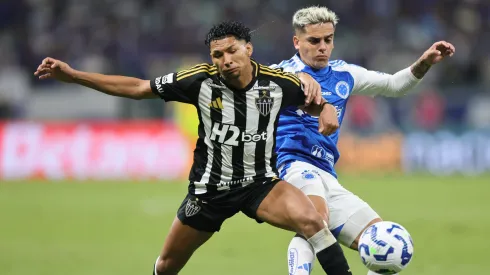 MG – BELO HORIZONTE – 18/05/2025 – BRASILEIRO A 2025, CRUZEIRO X ATLETICO-MG – Fagner jogador do Cruzeiro disputa lance com Rony jogador do Atletico-MG durante partida no estadio Mineirao pelo campeonato Brasileiro A 2025. Foto: Gilson Lobo/AGIF