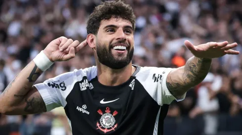 Yuri Alberto comemorando gol durante partida entre Corinthians e Santos, na Neo Química Arena, pelo Brasileirão.