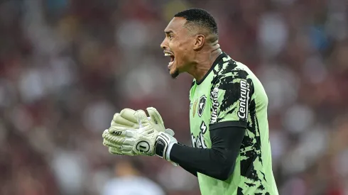 John, goleiro do Botafogo, durante partida contra o Flamengo, pelo Brasileirão Betano. Foto: Thiago Ribeiro/AGIF.