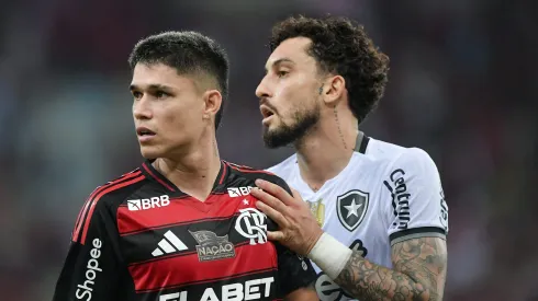 Lateral deu a sua opinião – Foto: Thiago Ribeiro/AGIF.