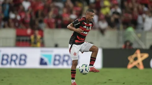 RJ – RIO DE JANEIRO – 18/05/2025 – BRASILEIRO A 2025, FLAMENGO X BOTAFOGO – De la Cruz jogador do Flamengo durante partida contra o Botafogo no estadio Maracana pelo campeonato Brasileiro A 2025. Foto: Thiago Ribeiro/AGIF