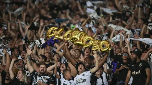Torcida do Botafogo durante partida contra Flamengo, pelo Brasileirão Betano. Foto: Thiago Ribeiro/AGIF.