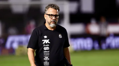 Cleber Xavier técnico do Santos durante partida contra o CRB no estadio Vila Belmiro pelo campeonato Copa Do Brasil 2025. Foto: Marcello Zambrana/AGIF