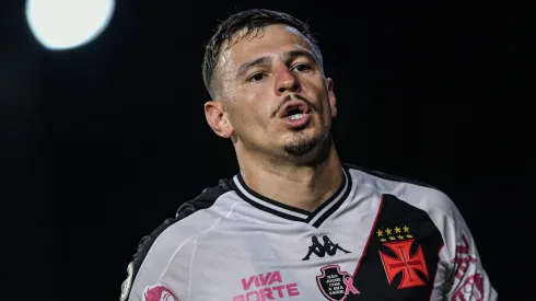 Hugo Moura em ação pelo Vasco – Foto: Thiago Ribeiro/AGIF.