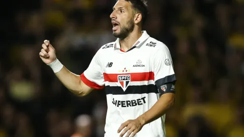 CRICIUMA, BRAZIL – OCTOBER 26: Jonathan Calleri of Sao Paulo gestures during the match between Criciuma and Sao Paulo as part of Brasileirao 2024 at Heriberto Hulse Stadium on October 26, 2024 in Criciuma, Brazil. (Photo by Pedro H. Tesch/Getty Images)