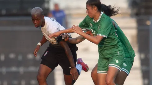 Jhonson jogadora do Corinthians disputa lance com jogadora do Juventude durante partida no estádio Alfredo Schürig pelo Campeonato Brasileiro Feminino 2025.