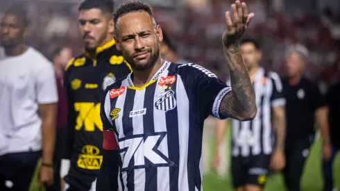 AL – MACEIO – 22/05/2025 – COPA DO BRASIL 2025, CRB X SANTOS – Neymar provoca torcida do CRB, apos eliminacao nos penaltis, estadio Rei Pele pelo campeonato Copa Do Brasil 2025. Foto: Itawi Albuquerque/AGIF