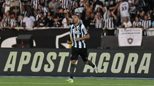 Victor Sá, ex-jogador do Botafogo, comemora seu gol durante partida contra o Internacional, pelo Brasileirão de 2023. Foto: Thiago Ribeiro/AGIF.