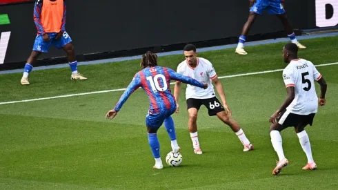 Eze marcado por Alexander Arnold em partida entre Liverpool e Crystal Palace. Foto: SFSI / Alamy Stock Photo