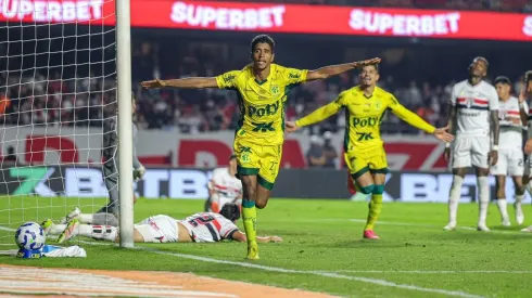 Gabriel, meia do Mirassol comemora golaço fora de casa e vira