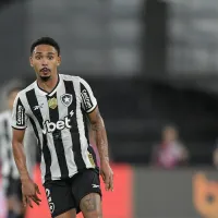 Vitinho, do Botafogo, elogia companheiros e comenta sobre função na lateral com Renato Paiva