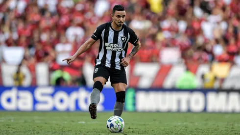 Rafael, ex-jogador do Botafogo, durante partida contra o Flamengo, pelo Campeonato Brasileiro de 2023. Foto: Thiago Ribeiro/AGIF.